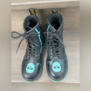 Dr. Martens/ skeletons glow in a dark 📸
